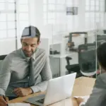 Οι προσλήψεις αφορούν συμβάσεις ορισμένου χρόνου για την κάλυψη επειγουσών αναγκών στις διευθύνσεις παροχών και αναπηρικών επιδομάτων, προσφέροντας μια σημαντική ευκαιρία σε αποφοίτους Πανεπιστημιακής, Τεχνολογικής και Δευτεροβάθμιας Εκπαίδευσης.