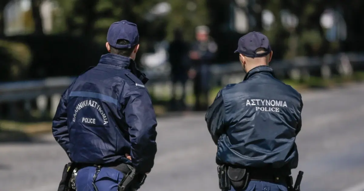 Οι 1.000 νέες προσλήψεις συνοριοφυλάκων στην Ελληνική Αστυνομία αποτελούν αυτή τη στιγμή το κεντρικό θέμα ενδιαφέροντος για χιλιάδες υποψηφίους που αναζητούν μια σταθερή θέση εργασίας στα σώματα ασφαλείας. Η διαδικασία αυτή δεν είναι απλώς μια τυπική προκήρυξη, αλλά μια ευκαιρία επαγγελματικής αποκατάστασης με συγκεκριμένα κριτήρια μοριοδότησης, αυστηρά όρια ηλικίας και απαιτητικές δοκιμασίες που απαιτούν έγκαιρη προετοιμασία.