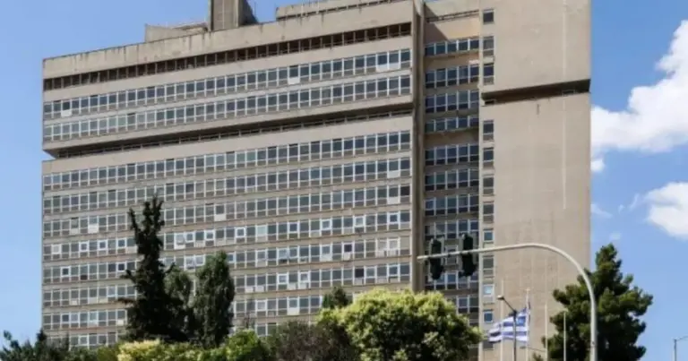 Τα βασικά κριτήρια για τις νέες προσλήψεις στην Εθνική Υπηρεσία Πληροφοριών (ΕΥΠ) περιλαμβάνουν τον συνδυασμό αυστηρών ακαδημαϊκών τίτλων, άριστης γνώσης ξένων γλωσσών και εξειδικευμένων δεξιοτήτων στην πληροφορική, ενώ καθοριστικό ρόλο παίζουν οι ψυχομετρικές δοκιμασίες και ο ενδελεχής έλεγχος ασφαλείας του παρελθόντος των υποψηφίων.