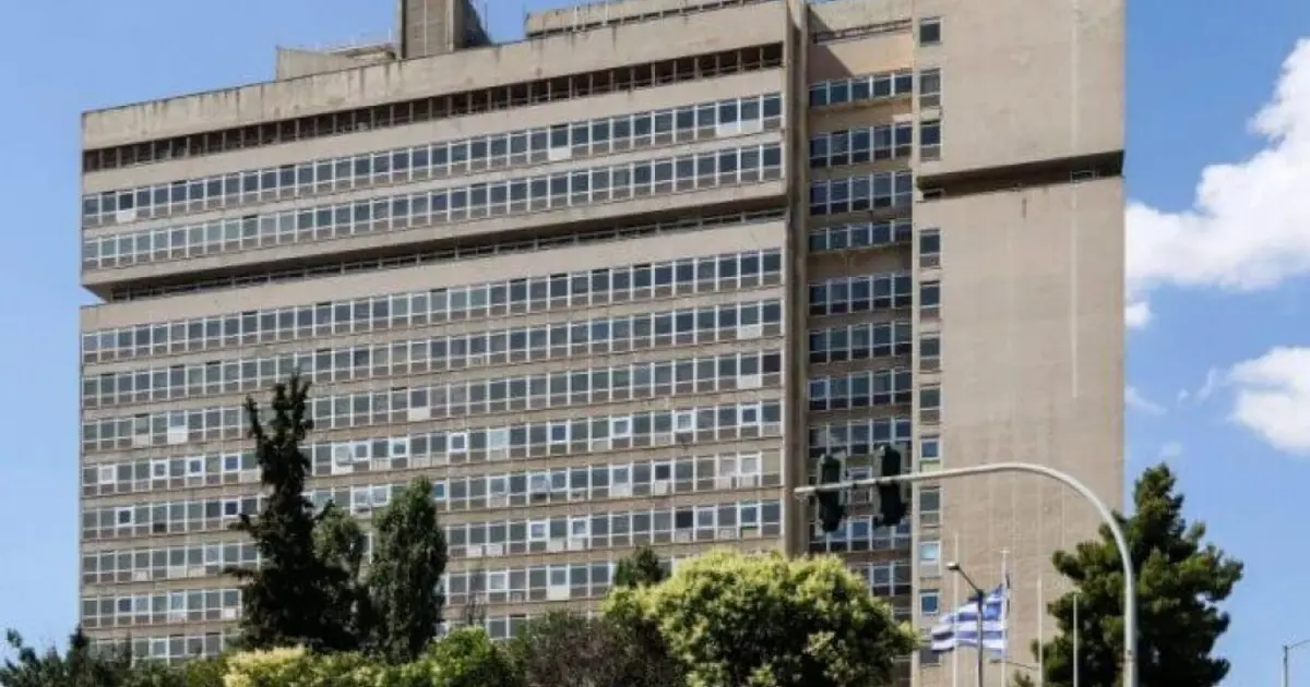 Τα βασικά κριτήρια για τις νέες προσλήψεις στην Εθνική Υπηρεσία Πληροφοριών (ΕΥΠ) περιλαμβάνουν τον συνδυασμό αυστηρών ακαδημαϊκών τίτλων, άριστης γνώσης ξένων γλωσσών και εξειδικευμένων δεξιοτήτων στην πληροφορική, ενώ καθοριστικό ρόλο παίζουν οι ψυχομετρικές δοκιμασίες και ο ενδελεχής έλεγχος ασφαλείας του παρελθόντος των υποψηφίων.