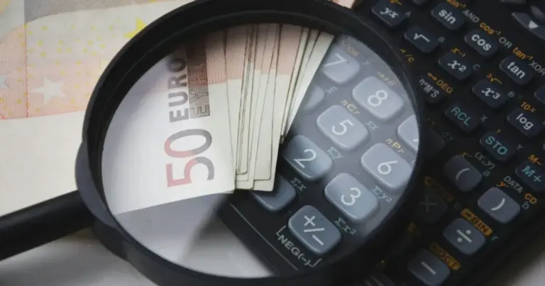 Η εργασία κατά τη σημερινή Πρωτομαγιά, αμείβεται υποχρεωτικά με προσαύξηση 75% επί του νόμιμου ωρομισθίου, καθώς η ημέρα έχει καθιερωθεί πλέον ως υποχρεωτική αργία με βάση τη νομοθεσία.
