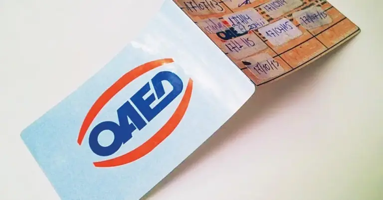 Με το νέο σύστημα, το "χτύπημα" της κάρτας κατά την πρώτη ημέρα εργασίας ενημερώνει ακαριαία τις βάσεις δεδομένων, διασφαλίζοντας ότι οι παροχές και τα επιδόματα τερματίζονται ακριβώς τη στιγμή που ο πολίτης επιστρέφει στην απασχόληση.