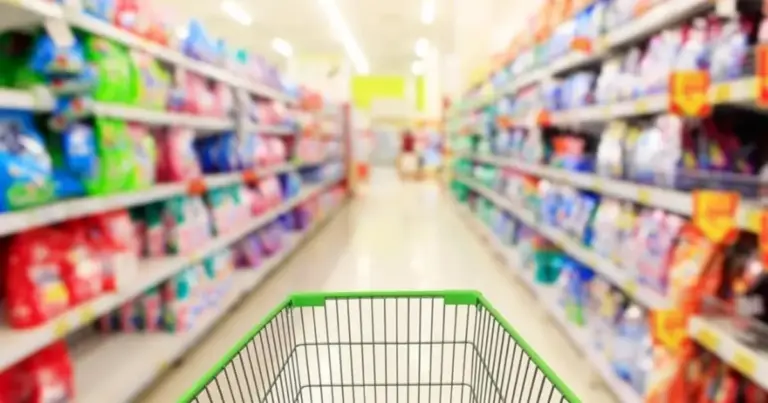 Η πλήρης εφαρμογή του μέτρου σε νέες επαγγελματικές κατηγορίες φέρνει σαρωτικούς ελέγχους, καθώς το Υπουργείο Εργασίας στοχεύει στην πάταξη της υποδηλωμένης εργασίας και των απλήρωτων υπερωριών. Αν εργάζεστε ή διατηρείτε επιχείρηση σε τομείς όπως η βιομηχανία, το λιανεμπόριο ή οι υπηρεσίες, η ορθή χρήση της κάρτας δεν είναι πλέον μια προαιρετική διαδικασία, αλλά η βασική δικλείδα ασφαλείας για να αποφύγετε εξοντωτικά πρόστιμα που ξεκινούν από τα 10.500 ευρώ ανά εργαζόμενο.