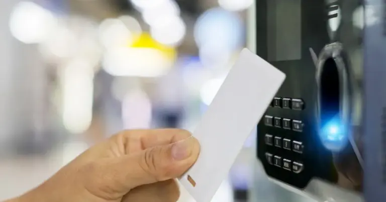 Αν η επιχείρησή σας ανήκει στο λιανεμπόριο, τη βιομηχανία ή τις τράπεζες, και ειδικά αν εφαρμόζετε το σύστημα της εξαήμερης απασχόλησης ή έχετε προσωπικό σε καθεστώς τηλεργασίας, βρίσκεστε στην κορυφή της λίστας των στοχευμένων ελέγχων που ξεκινούν αυτή την ώρα σε όλη την επικράτεια.