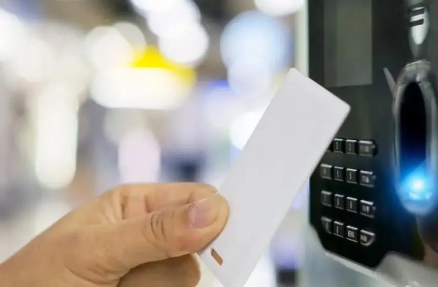 Αν η επιχείρησή σας ανήκει στο λιανεμπόριο, τη βιομηχανία ή τις τράπεζες, και ειδικά αν εφαρμόζετε το σύστημα της εξαήμερης απασχόλησης ή έχετε προσωπικό σε καθεστώς τηλεργασίας, βρίσκεστε στην κορυφή της λίστας των στοχευμένων ελέγχων που ξεκινούν αυτή την ώρα σε όλη την επικράτεια.