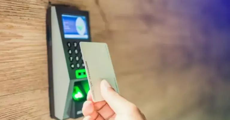 Η υποχρεωτική εφαρμογή της Ψηφιακής Κάρτας Εργασίας στον κλάδο των υπηρεσιών, που περιλαμβάνει χιλιάδες εργαζόμενους σε γραφεία, λογιστήρια και εταιρείες συμβούλων, καθιστά πλέον την καταγραφή του χρόνου εργασίας απαράβατο κανόνα για την αποφυγή προστίμων και τη διασφάλιση των δεδουλευμένων. Με το σύστημα να βρίσκεται πια σε πλήρη λειτουργία το 2026, οι υπάλληλοι γραφείου καλούνται να είναι ιδιαίτερα προσεκτικοί με το «χτύπημα» της κάρτας τους, καθώς η ψηφιακή απεικόνιση στο σύστημα Εργάνη ΙΙ αποτελεί το μοναδικό αποδεικτικό στοιχείο για την παρουσία τους στην εργασία.