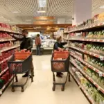 Με την πλήρη εφαρμογή του μέτρου να βρίσκεται σε εξέλιξη αυτόν τον Απρίλιο, οι εργαζόμενοι στις μεγάλες αλυσίδες λιανικής βλέπουν το τέλος της "απλήρωτης εργασίας" που κρυβόταν πίσω από το κλείσιμο του ταμείου ή την τακτοποίηση των ραφιών μετά τη λήξη της βάρδιας.