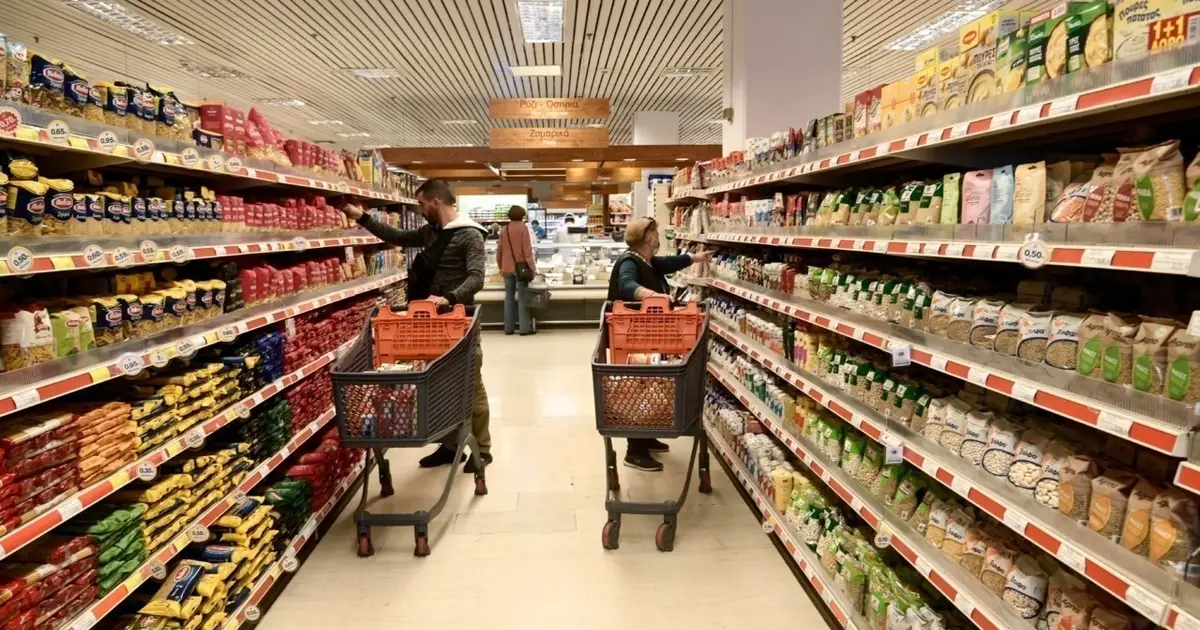 Με την πλήρη εφαρμογή του μέτρου να βρίσκεται σε εξέλιξη αυτόν τον Απρίλιο, οι εργαζόμενοι στις μεγάλες αλυσίδες λιανικής βλέπουν το τέλος της "απλήρωτης εργασίας" που κρυβόταν πίσω από το κλείσιμο του ταμείου ή την τακτοποίηση των ραφιών μετά τη λήξη της βάρδιας.