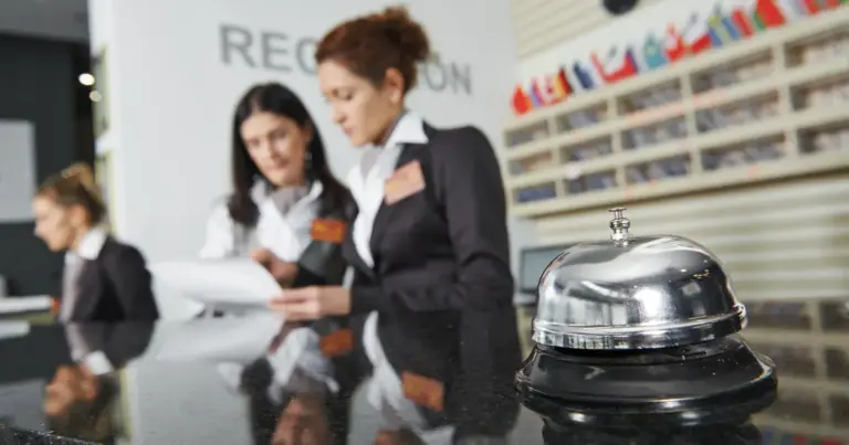 Οι εργαζόμενοι στον τουρισμό οφείλουν να είναι ιδιαίτερα προσεκτικοί με το «χτύπημα» της κάρτας κατά την είσοδο και την έξοδο, καθώς η ηλεκτρονική σήμανση αποτελεί πλέον τη μοναδική αδιάψευστη απόδειξη για τη διεκδίκηση των δεδουλευμένων τους.