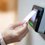 Τι συμβαίνει τελικά με την ψηφιακή κάρτα εργασίας όταν το οκτάωρο τελειώνει, αλλά η δουλειά στο γραφείο ή στο κατάστημα συνεχίζεται; Αν ο εργοδότης σάς ζητήσει να μείνετε παραπάνω, η κάρτα πρέπει να «χτυπηθεί» στην κανονική ώρα σχολάσματος ή όταν πραγματικά φύγετε; Αυτό είναι το κρισιμότερο ερώτημα που απασχολεί χιλιάδες εργαζόμενους σήμερα, καθώς η εφαρμογή του μέτρου έχει φέρει στο φως γκρίζες ζώνες και πρακτικές που συχνά κινούνται στα όρια της νομιμότητας.