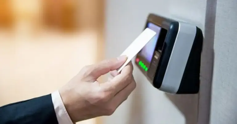 Τι συμβαίνει τελικά με την ψηφιακή κάρτα εργασίας όταν το οκτάωρο τελειώνει, αλλά η δουλειά στο γραφείο ή στο κατάστημα συνεχίζεται; Αν ο εργοδότης σάς ζητήσει να μείνετε παραπάνω, η κάρτα πρέπει να «χτυπηθεί» στην κανονική ώρα σχολάσματος ή όταν πραγματικά φύγετε; Αυτό είναι το κρισιμότερο ερώτημα που απασχολεί χιλιάδες εργαζόμενους σήμερα, καθώς η εφαρμογή του μέτρου έχει φέρει στο φως γκρίζες ζώνες και πρακτικές που συχνά κινούνται στα όρια της νομιμότητας.