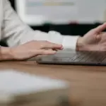 Η επιλογή των κατάλληλων δωρεάν προγραμμάτων επιμόρφωσης σήμερα, Κυριακή 26 Απριλίου, αποτελεί την πιο έξυπνη κίνηση για να ενισχύσετε το βιογραφικό σας και να κερδίσετε προβάδισμα σε μελλοντικές προκηρύξεις ΑΣΕΠ ή στον ιδιωτικό τομέα. Με τις νέες δράσεις του Ταμείου Ανάκαμψης να βρίσκονται σε πλήρη εξέλιξη, οι επιλογές για πιστοποιημένη γνώση χωρίς κόστος είναι περισσότερες από ποτέ, αρκεί να ξέρετε πού να εστιάσετε την προσοχή σας.