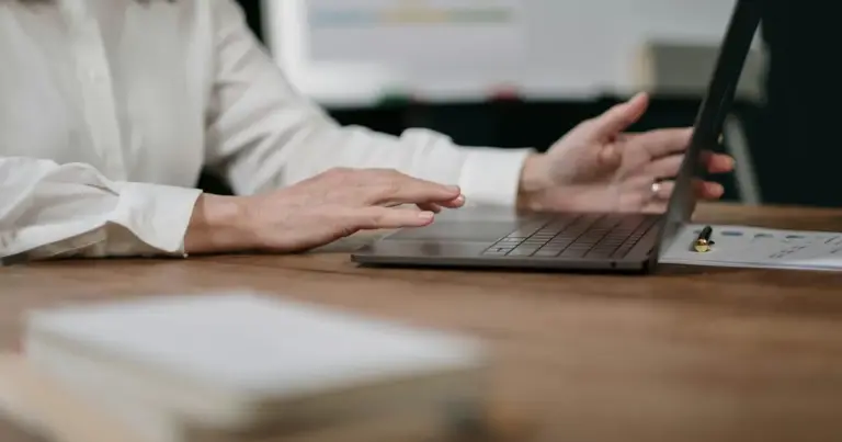 Η επιλογή των κατάλληλων δωρεάν προγραμμάτων επιμόρφωσης σήμερα, Κυριακή 26 Απριλίου, αποτελεί την πιο έξυπνη κίνηση για να ενισχύσετε το βιογραφικό σας και να κερδίσετε προβάδισμα σε μελλοντικές προκηρύξεις ΑΣΕΠ ή στον ιδιωτικό τομέα. Με τις νέες δράσεις του Ταμείου Ανάκαμψης να βρίσκονται σε πλήρη εξέλιξη, οι επιλογές για πιστοποιημένη γνώση χωρίς κόστος είναι περισσότερες από ποτέ, αρκεί να ξέρετε πού να εστιάσετε την προσοχή σας.