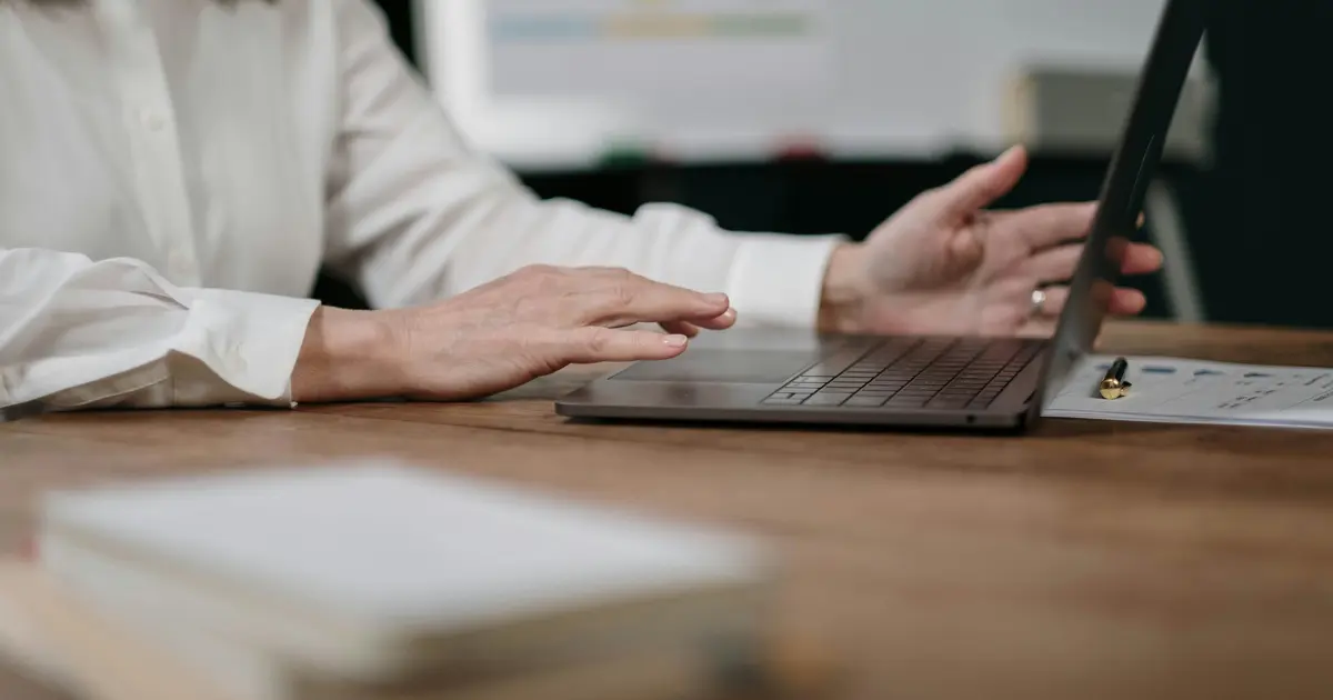 Η επιλογή των κατάλληλων δωρεάν προγραμμάτων επιμόρφωσης σήμερα, Κυριακή 26 Απριλίου, αποτελεί την πιο έξυπνη κίνηση για να ενισχύσετε το βιογραφικό σας και να κερδίσετε προβάδισμα σε μελλοντικές προκηρύξεις ΑΣΕΠ ή στον ιδιωτικό τομέα. Με τις νέες δράσεις του Ταμείου Ανάκαμψης να βρίσκονται σε πλήρη εξέλιξη, οι επιλογές για πιστοποιημένη γνώση χωρίς κόστος είναι περισσότερες από ποτέ, αρκεί να ξέρετε πού να εστιάσετε την προσοχή σας.