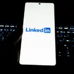 Η βελτιστοποίηση του προφίλ σας στο LinkedIn με τη χρήση στρατηγικών λέξεων-κλειδιών και ενός επαγγελματικού headline είναι ο ταχύτερος τρόπος για να εμφανιστείτε στις πρώτες θέσεις των αναζητήσεων που κάνουν οι recruiters στην Ελλάδα το 2026.