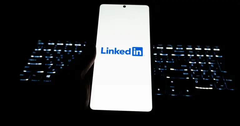 Η βελτιστοποίηση του προφίλ σας στο LinkedIn με τη χρήση στρατηγικών λέξεων-κλειδιών και ενός επαγγελματικού headline είναι ο ταχύτερος τρόπος για να εμφανιστείτε στις πρώτες θέσεις των αναζητήσεων που κάνουν οι recruiters στην Ελλάδα το 2026.