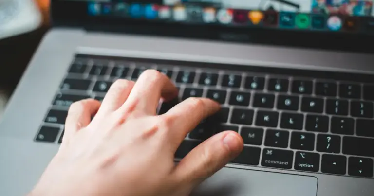 Η πρόσβαση σε θέσεις εργασίας στον τομέα των Μη Κυβερνητικών Οργανώσεων (ΜΚΟ) στην Ελλάδα απαιτεί πλέον εξειδικευμένη γνώση των κατάλληλων ψηφιακών δικτύων και στόχευση σε επαγγέλματα που συνδυάζουν την κοινωνική προσφορά με τη διοικητική επάρκεια.