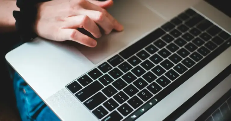 Η αναζήτηση των ενσήμων για το 2025 είναι πλέον μια απλή ψηφιακή διαδικασία που ολοκληρώνεται μέσα σε λίγα λεπτά μέσω της πλατφόρμας MyEFKA, καταργώντας τις ουρές και την αναμονή στα υποκαταστήματα του ΕΦΚΑ. Είτε χρειάζεστε την ασφαλιστική σας ιστορία για να ελέγξετε αν ο εργοδότης σας κατέβαλε τις εισφορές, είτε για να υποβάλετε αίτηση για κάποιο επίδομα ή τη σύνταξή σας, η ηλεκτρονική πρόσβαση στο "Ατομικό Λογαριασμό Ασφάλισης" είναι το κλειδί. Στον οδηγό που ακολουθεί, θα δούμε αναλυτικά πώς θα εκδώσετε το έγγραφο με την πλήρη ανάλυση των ημερών ασφάλισής σας, χρησιμοποιώντας μόνο τους κωδικούς Taxisnet και τον ΑΜΚΑ σας.