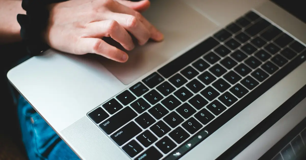 Η αναζήτηση των ενσήμων για το 2025 είναι πλέον μια απλή ψηφιακή διαδικασία που ολοκληρώνεται μέσα σε λίγα λεπτά μέσω της πλατφόρμας MyEFKA, καταργώντας τις ουρές και την αναμονή στα υποκαταστήματα του ΕΦΚΑ. Είτε χρειάζεστε την ασφαλιστική σας ιστορία για να ελέγξετε αν ο εργοδότης σας κατέβαλε τις εισφορές, είτε για να υποβάλετε αίτηση για κάποιο επίδομα ή τη σύνταξή σας, η ηλεκτρονική πρόσβαση στο "Ατομικό Λογαριασμό Ασφάλισης" είναι το κλειδί. Στον οδηγό που ακολουθεί, θα δούμε αναλυτικά πώς θα εκδώσετε το έγγραφο με την πλήρη ανάλυση των ημερών ασφάλισής σας, χρησιμοποιώντας μόνο τους κωδικούς Taxisnet και τον ΑΜΚΑ σας.