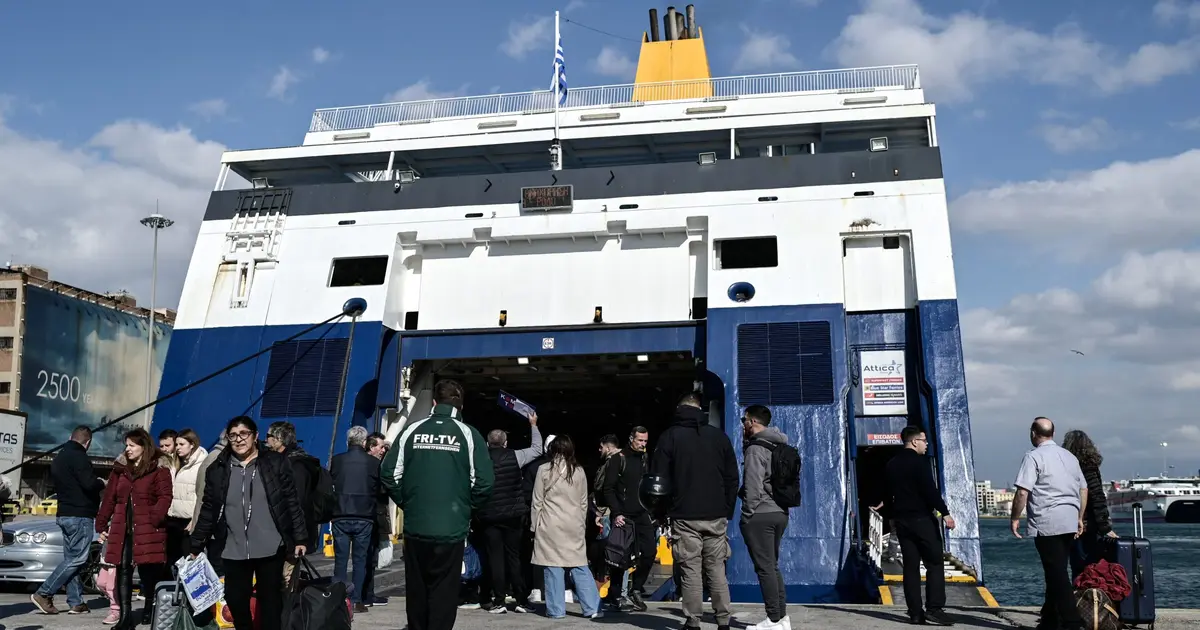 Η στρατηγική για να μην πληρώσετε μια περιουσία στα λιμάνια ξεκινά από τον έγκαιρο εντοπισμό των συμβεβλημένων εταιρειών και τη σωστή χρήση των επιταγών (vouchers) που μειώνουν το κόστος έως και 100% για συγκεκριμένες κατηγορίες.