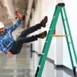 Η διαδικασία είναι πλέον ψηφιοποιημένη και απαιτεί τον συντονισμό μεταξύ εργαζομένου, εργοδότη και φορέα ασφάλισης, ώστε να καλυφθεί το χαμένο εισόδημα από την πρώτη ημέρα της ανικανότητας προς εργασία.