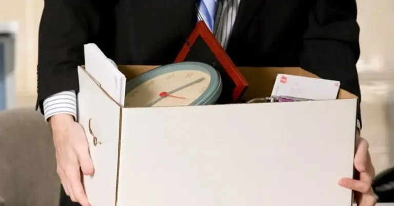 Αν θεωρείτε ότι η καταγγελία της σύμβασής σας έγινε χωρίς την τήρηση των νόμιμων τύπων, χωρίς καταβολή της ορθής αποζημίωσης ή για λόγους εκδικητικότητας, πρέπει να κινηθείτε δικαστικά ή εξωδικαστικά εντός των πρώτων τριών μηνών.