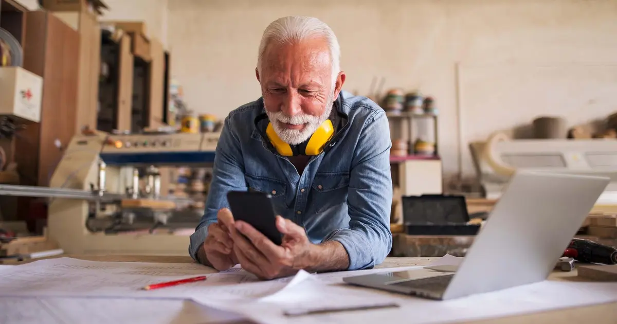 Η διεκδίκηση της 13ης σύνταξης για όσους επιλέγουν να παραμείνουν ενεργοί στην αγορά εργασίας το 2026 αποτελεί ένα από τα πιο καυτά ζητήματα, καθώς οι αλλαγές στο ασφαλιστικό πλαίσιο και ο νέος τρόπος υπολογισμού των επιδομάτων δημιουργούν νέα δεδομένα για χιλιάδες συνταξιούχους. Αν εργάζεστε ήδη ή σκοπεύετε να αναλάβετε εργασία μέσα στο τρέχον έτος, πρέπει να γνωρίζετε ότι η νομοθεσία πλέον δεν «τιμωρεί» την απασχόληση με περικοπές στη σύνταξη, αλλά ταυτόχρονα θέτει συγκεκριμένες προϋποθέσεις για την καταβολή των έκτακτων ενισχύσεων και των δώρων που προσομοιάζουν στη 13η σύνταξη.
