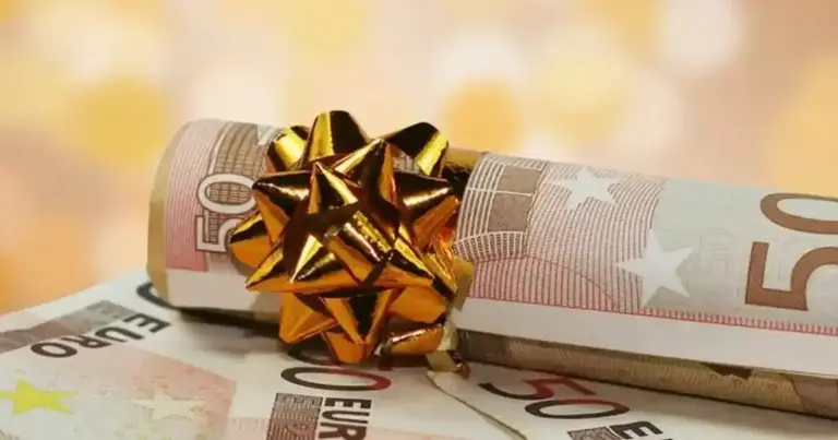 Αν ο εργοδότης σας αρνείται να καταβάλει το επίδομα γάμου, το πρώτο πράγμα που πρέπει να γνωρίζετε είναι ότι η συγκεκριμένη παροχή δεν αποτελεί «δώρο» ή προαιρετική επιλογή της επιχείρησης, αλλά ένα θεσμοθετημένο δικαίωμα που παραμένει σε πλήρη ισχύ. Παρά τις συγχύσεις που προκάλεσαν οι νομοθετικές αλλαγές των προηγούμενων ετών, το επίδομα γάμου εξακολουθεί να οφείλεται κανονικά στους εργαζόμενους που καλύπτονται από την Εθνική Γενική Συλλογική Σύμβαση Εργασίας (ΕΓΣΣΕ), καθώς και από τις περισσότερες κλαδικές συμβάσεις.