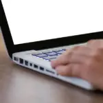 Η εξασφάλιση δωρεάν μετακινήσεων με τα μέσα μαζικής μεταφοράς και η ένταξη στο Κοινωνικό Οικιακό Τιμολόγιο (ΚΟΤ) για φθηνότερο ρεύμα αποτελούν δύο από τις σημαντικότερες «ανάσες» για τον οικογενειακό προϋπολογισμό, ειδικά για όσους ανήκουν σε ευάλωτες κοινωνικές ομάδες ή βρίσκονται σε περίοδο αναζήτησης εργασίας.