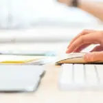 Η εγγραφή στα δωρεάν προγράμματα του ΙΝΕ ΓΣΕΕ γίνεται αποκλειστικά μέσω της ηλεκτρονικής πλατφόρμας του Ινστιτούτου, όπου οι ενδιαφερόμενοι υποβάλλουν την αίτησή τους για τις υπηρεσίες επαγγελματικής συμβουλευτικής. Η διαδικασία παραμένει ανοιχτή για το 2026, προσφέροντας εξατομικευμένη υποστήριξη σε εργαζόμενους του ιδιωτικού τομέα και ανέργους που αναζητούν διέξοδο στην αγορά εργασίας.