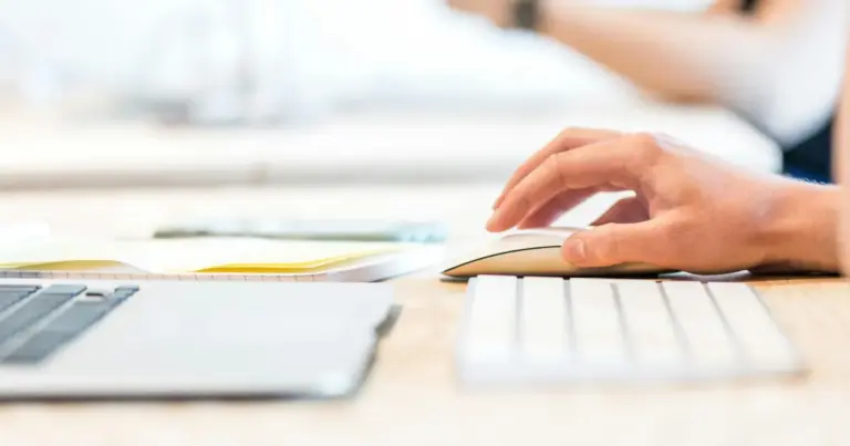 Η εγγραφή στα δωρεάν προγράμματα του ΙΝΕ ΓΣΕΕ γίνεται αποκλειστικά μέσω της ηλεκτρονικής πλατφόρμας του Ινστιτούτου, όπου οι ενδιαφερόμενοι υποβάλλουν την αίτησή τους για τις υπηρεσίες επαγγελματικής συμβουλευτικής. Η διαδικασία παραμένει ανοιχτή για το 2026, προσφέροντας εξατομικευμένη υποστήριξη σε εργαζόμενους του ιδιωτικού τομέα και ανέργους που αναζητούν διέξοδο στην αγορά εργασίας.