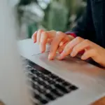 Η έκδοση του πιστοποιητικού εντοπιότητας αποτελεί το πιο κρίσιμο βήμα για χιλιάδες υποψηφίους που διεκδικούν μόνιμο διορισμό σε δήμους και περιφέρειες, καθώς η συγκεκριμένη ιδιότητα προσφέρει την πολυπόθητη μοριοδότηση που συχνά «κλειδώνει» μια θέση στο Δημόσιο. Με τις νέες μεγάλες προκηρύξεις του ΑΣΕΠ να βρίσκονται προ των πυλών για το δεύτερο εξάμηνο του έτους, η διαδικασία έκδοσης της βεβαίωσης μόνιμης κατοικίας μέσω του gov.gr ή των κατά τόπους δήμων απαιτεί προσοχή στις λεπτομέρειες, καθώς μια λάθος ημερομηνία ή ένα ελλιπές δικαιολογητικό μπορεί να στερήσει από τον υποψήφιο δεκάδες μόρια προβάδισμα.