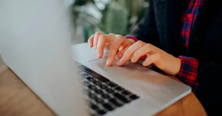 Η έκδοση του πιστοποιητικού εντοπιότητας αποτελεί το πιο κρίσιμο βήμα για χιλιάδες υποψηφίους που διεκδικούν μόνιμο διορισμό σε δήμους και περιφέρειες, καθώς η συγκεκριμένη ιδιότητα προσφέρει την πολυπόθητη μοριοδότηση που συχνά «κλειδώνει» μια θέση στο Δημόσιο. Με τις νέες μεγάλες προκηρύξεις του ΑΣΕΠ να βρίσκονται προ των πυλών για το δεύτερο εξάμηνο του έτους, η διαδικασία έκδοσης της βεβαίωσης μόνιμης κατοικίας μέσω του gov.gr ή των κατά τόπους δήμων απαιτεί προσοχή στις λεπτομέρειες, καθώς μια λάθος ημερομηνία ή ένα ελλιπές δικαιολογητικό μπορεί να στερήσει από τον υποψήφιο δεκάδες μόρια προβάδισμα.