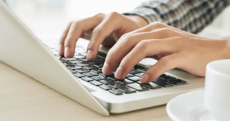 Για να εξασφαλίσετε το κρίσιμο προβάδισμα που δίνει η εντοπιότητα στις μόνιμες προσλήψεις του ΑΣΕΠ, η έκδοση της «Βεβαίωσης Μόνιμης Κατοικίας» είναι το πρώτο και σημαντικότερο βήμα που πρέπει να ολοκληρώσετε πριν καν ξεκινήσετε τη συμπλήρωση της ηλεκτρονικής σας αίτησης. Σήμερα, Σάββατο 4 Απριλίου, με τις προθεσμίες για τους μεγάλους διαγωνισμούς των δήμων και των περιφερειών να τρέχουν, η ορθή προετοιμασία αυτού του εγγράφου μπορεί να σας φέρει στην κορυφή του πίνακα κατάταξης, αρκεί να γνωρίζετε ακριβώς ποια δικαιολογητικά απαιτούνται και πώς θα αποφύγετε τις γραφειοκρατικές καθυστερήσεις στα δημοτολόγια.