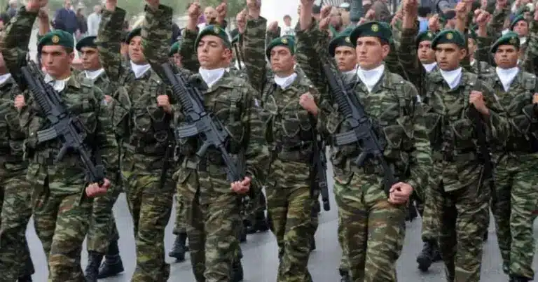 Η έκδοση του πιστοποιητικού στρατολογικής κατάστασης (τύπου Α) αποτελεί ένα από τα πρώτα και πιο απαραίτητα βήματα για χιλιάδες υποψηφίους που συμμετέχουν στις προκηρύξεις του ΑΣΕΠ. Αν ετοιμάζετε τα χαρτιά σας για μια θέση στο Δημόσιο, δεν χρειάζεται πλέον να τρέχετε σε στρατολογικά γραφεία ή ΚΕΠ. Η διαδικασία γίνεται ψηφιακά μέσω της πλατφόρμας gov.gr μέσα σε ελάχιστα λεπτά, αρκεί να γνωρίζετε τα σωστά βήματα και τις λεπτομέρειες που απαιτεί η Αρχή.