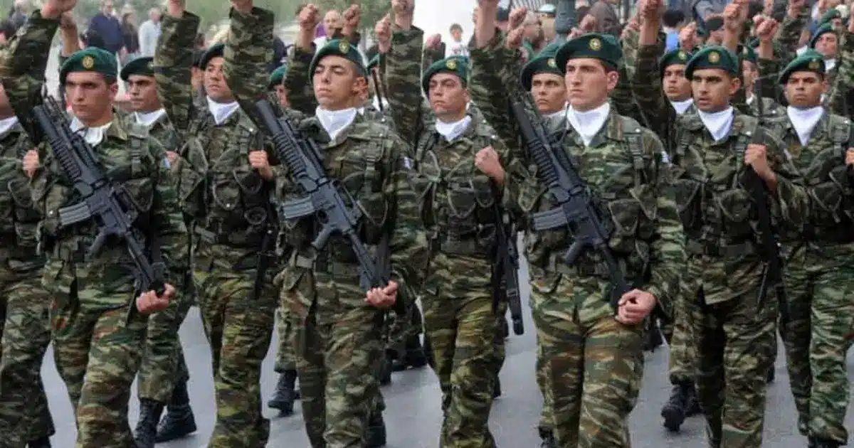 Η έκδοση του πιστοποιητικού στρατολογικής κατάστασης (τύπου Α) αποτελεί ένα από τα πρώτα και πιο απαραίτητα βήματα για χιλιάδες υποψηφίους που συμμετέχουν στις προκηρύξεις του ΑΣΕΠ. Αν ετοιμάζετε τα χαρτιά σας για μια θέση στο Δημόσιο, δεν χρειάζεται πλέον να τρέχετε σε στρατολογικά γραφεία ή ΚΕΠ. Η διαδικασία γίνεται ψηφιακά μέσω της πλατφόρμας gov.gr μέσα σε ελάχιστα λεπτά, αρκεί να γνωρίζετε τα σωστά βήματα και τις λεπτομέρειες που απαιτεί η Αρχή.