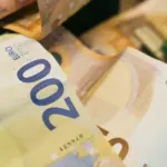 Νωρίτερα κατά δύο έως τρία 24ωρα ολοκληρώθηκαν οι πληρωμές των κύριων επιδομάτων του ΟΠΕΚΑ και της ΔΥΠΑ, καθώς η σημερινή υποχρεωτική αργία της Πρωτομαγιάς, Παρασκευή 1 Μαΐου 2026, κράτησε κλειστό το σύστημα ΔΙΑΣ και τις τράπεζες.