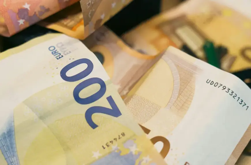 Νωρίτερα κατά δύο έως τρία 24ωρα ολοκληρώθηκαν οι πληρωμές των κύριων επιδομάτων του ΟΠΕΚΑ και της ΔΥΠΑ, καθώς η σημερινή υποχρεωτική αργία της Πρωτομαγιάς, Παρασκευή 1 Μαΐου 2026, κράτησε κλειστό το σύστημα ΔΙΑΣ και τις τράπεζες.