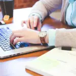 Το πρότυπο Europass 2026 αποτελεί πλέον το μοναδικό «διαβατήριο» για όποιον αναζητά εργασία στην Ευρωπαϊκή Ένωση, ενσωματώνοντας φέτος νέες λειτουργίες τεχνητής νοημοσύνης για την αυτόματη αντιστοίχιση δεξιοτήτων με τις ευρωπαϊκές προδιαγραφές.