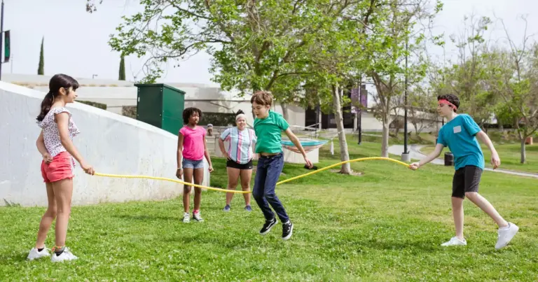 Η υποβολή των ηλεκτρονικών αιτήσεων για το πρόγραμμα δωρεάν κατασκηνώσεων της ΔΥΠΑ για το καλοκαίρι του 2026 ξεκίνησε και οι δικαιούχοι μπορούν να εξασφαλίσουν μια θέση για τα παιδιά τους έως και για 15 συνεχόμενες ημέρες (ή 30 για παιδιά με αναπηρία). Η διαδικασία γίνεται αποκλειστικά μέσω του gov.gr με τους κωδικούς Taxisnet, και η επιλογή των ωφελουμένων βασίζεται σε ένα σύστημα μοριοδότησης που λαμβάνει υπόψη το εισόδημα και την οικογενειακή κατάσταση.
