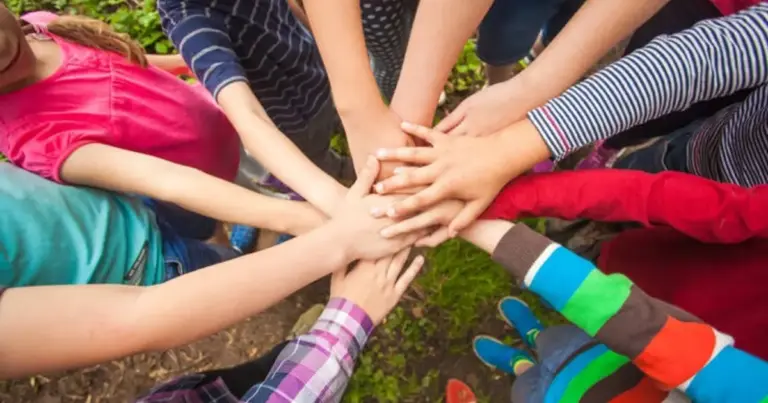 Η διαδικασία υποβολής αιτήσεων για το πρόγραμμα δωρεάν κατασκηνώσεων της ΔΥΠΑ για το καλοκαίρι του 2026 ξεκινά επίσημα μέσα στις επόμενες ημέρες μέσω της ενιαίας ψηφιακής πύλης gov.gr. Το πρόγραμμα αφορά χιλιάδες παιδιά εργαζομένων και ανέργων, προσφέροντας έως και 15 συνεχόμενες ημέρες δωρεάν φιλοξενίας σε επιλεγμένες κατασκηνώσεις σε όλη τη χώρα.