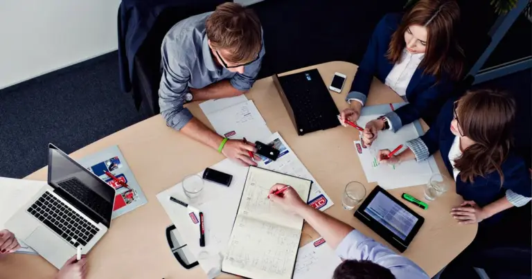 Η δράση αφορά στην τοποθέτηση νέων, κυρίως ηλικίας 18-29 ετών αλλά και άνω των 30 σε ορισμένες προσκλήσεις, σε θέσεις του ιδιωτικού και δημόσιου τομέα για χρονικό διάστημα 7 μηνών, με πλήρη κάλυψη των ασφαλιστικών εισφορών.