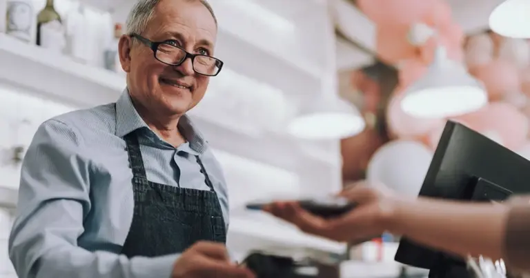 Πρόκειται για ένα από τα πιο επιτυχημένα προγράμματα απασχόλησης, καθώς προσφέρει σταθερή εργασία για 2 χρόνια (1+1 έτος) σε δήμους, περιφέρειες και ασφαλιστικά ταμεία, δίνοντας τη δυνατότητα σε χιλιάδες συμπολίτες μας να συμπληρώσουν τα απαραίτητα ένσημα για τη συνταξιοδότησή τους.