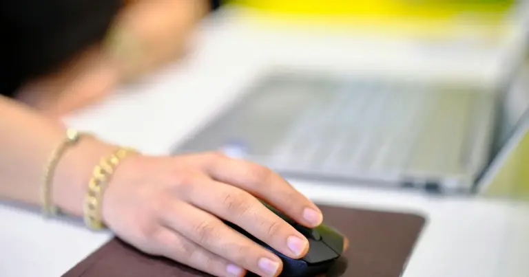 Η προθεσμία για την υποβολή ενστάσεων σχετικά με τους προσωρινούς πίνακες των παιδικών σταθμών ξεκινά αύριο και θα διαρκέσει μόλις τρεις εργάσιμες ημέρες, αποτελώντας την τελευταία ευκαιρία για χιλιάδες γονείς να διορθώσουν λάθη στην μοριοδότηση ή να προσκομίσουν ελλιπή δικαιολογητικά.