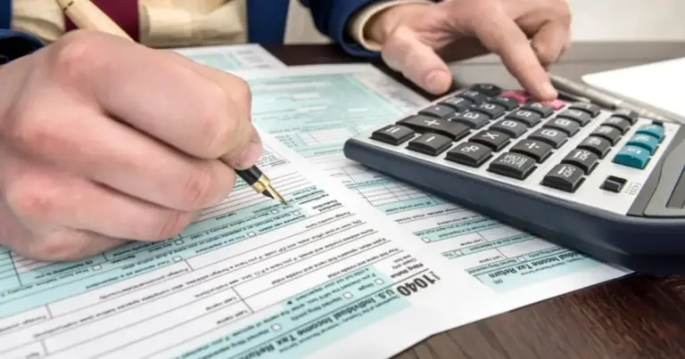 Καθώς η πλατφόρμα του Taxisnet υποδέχεται ήδη τις πρώτες δηλώσεις, χιλιάδες φορολογούμενοι κινδυνεύουν να χάσουν κοινωνικές παροχές όχι επειδή ξεπέρασαν το εισοδηματικό όριο, αλλά λόγω λαθών που "φουσκώνουν" τεχνητά την περιουσιακή τους εικόνα.