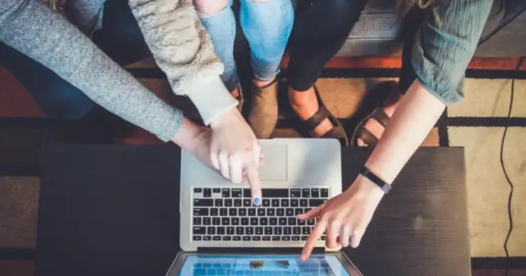 Οι αιτήσεις για το Youth Pass 2026 έχουν ήδη ξεκινήσει από την 1η Απριλίου και η πλατφόρμα δέχεται υποβολές έως και τις 15 Μαΐου 2026, προσφέροντας οικονομική ενίσχυση 150 ευρώ σε χιλιάδες νέους. Αν είστε 18 ή 19 ετών, η διαδικασία γίνεται αποκλειστικά ψηφιακά και το ποσό πιστώνεται σε άυλη προπληρωμένη κάρτα για χρήση σε τουρισμό, πολιτισμό και μεταφορές.