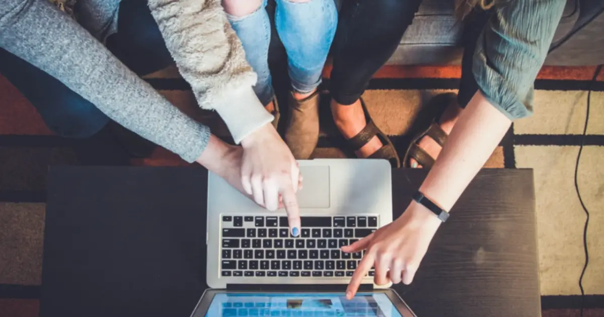 Οι αιτήσεις για το Youth Pass 2026 έχουν ήδη ξεκινήσει από την 1η Απριλίου και η πλατφόρμα δέχεται υποβολές έως και τις 15 Μαΐου 2026, προσφέροντας οικονομική ενίσχυση 150 ευρώ σε χιλιάδες νέους. Αν είστε 18 ή 19 ετών, η διαδικασία γίνεται αποκλειστικά ψηφιακά και το ποσό πιστώνεται σε άυλη προπληρωμένη κάρτα για χρήση σε τουρισμό, πολιτισμό και μεταφορές.