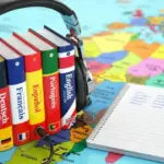 Στις προκηρύξεις που «τρέχουν» φέτος, η γνώση μιας επιπλέον γλώσσας (πέραν της απαιτούμενης αγγλικής) δεν θεωρείται απλώς επιθυμητό προσόν, αλλά λειτουργεί ως πολλαπλασιαστής μορίων.