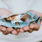 Το μέτρο αυτό της ΔΥΠΑ στοχεύει στην ταχύτερη επανένταξη στην αγορά εργασίας, επιβραβεύοντας όσους δεν εξαντλούν την περίοδο ανεργίας αλλά επιλέγουν να εργαστούν άμεσα.