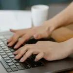 Η έκδοση της βεβαίωσης προϋπηρεσίας για το ΑΣΕΠ γίνεται πλέον αποκλειστικά ψηφιακά μέσω της πύλης του e-ΕΦΚΑ, επιτρέποντας στους υποψηφίους να αντλούν την «εκτύπωση ασφαλιστικής ιστορίας» σε ελάχιστα λεπτά χωρίς επίσκεψη σε υποκατάστημα.